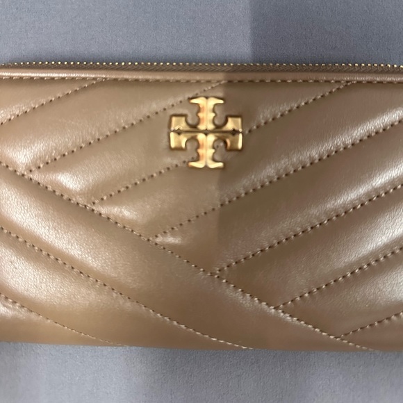 Tory Burch Kira Chevron-Quilt Zip Wallet - Picture 4 of 5